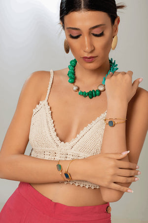 18 karat gold-plated necklace featuring a blend of turquoise and cuarzo verde stones adorned with exquisite zircon ornaments
