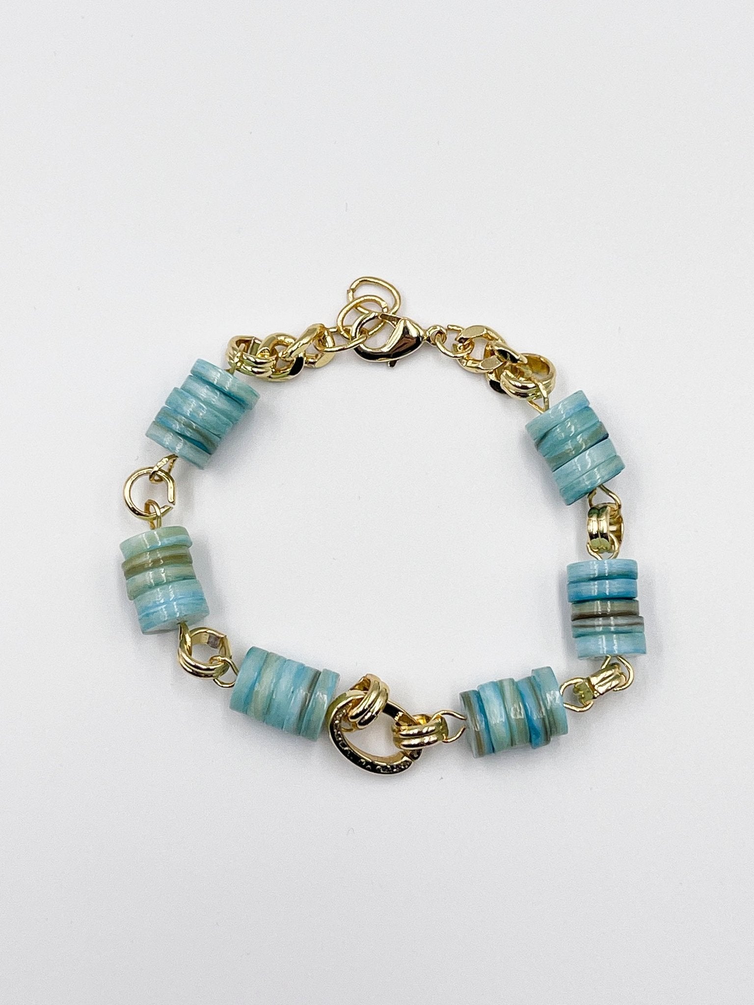 Stunning bracelet, featuring an 18-karat gold-plated chain and gorgeous colored nacre stone - ELLY