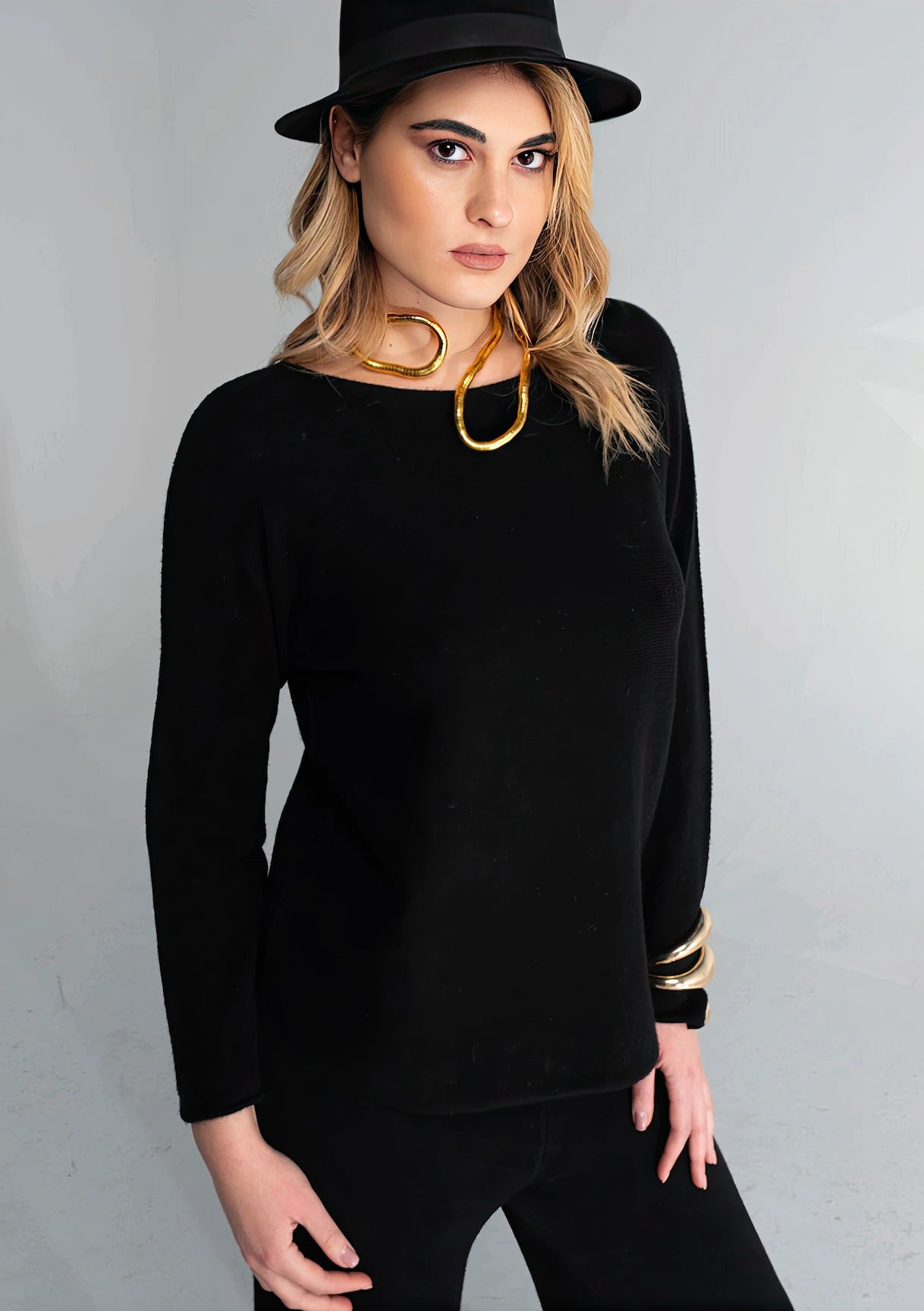 Maglia Oversize con Scollo Nero